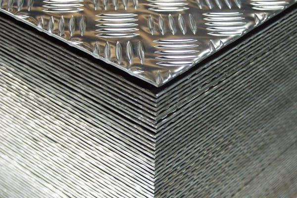 Chapas xadrez de alumínio: como escolher com segurança